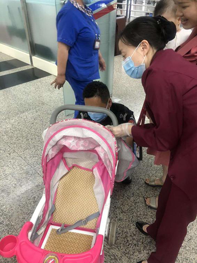 圖片1.png“真情服務(wù)”是讓旅客更加安心、放心、舒心的出行。行查室作為部門進(jìn)港服務(wù)的最后一個環(huán)節(jié)，在日常工作中也很注重服務(wù)細(xì)節(jié)。6月10日，行查室工作人員幫助旅客打開嬰兒車，為她排憂解難。.png