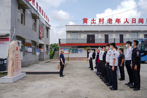 “助力鄉(xiāng)村振興，踐行艱苦奮斗” 將新員工黨性教育活動搬到對口幫扶村1.jpg